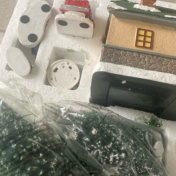 Christmas Village 30 Piece Set - Picture 10 of 16